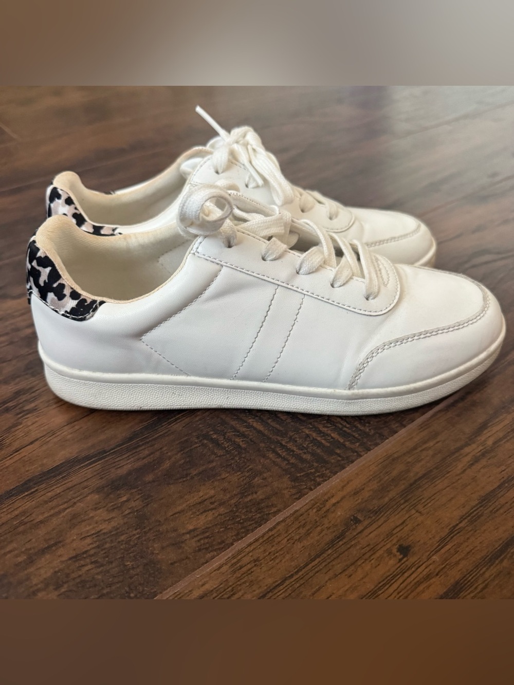 Old Navy Size 8 White Casual Faux-Leather Low-Top Sneakers